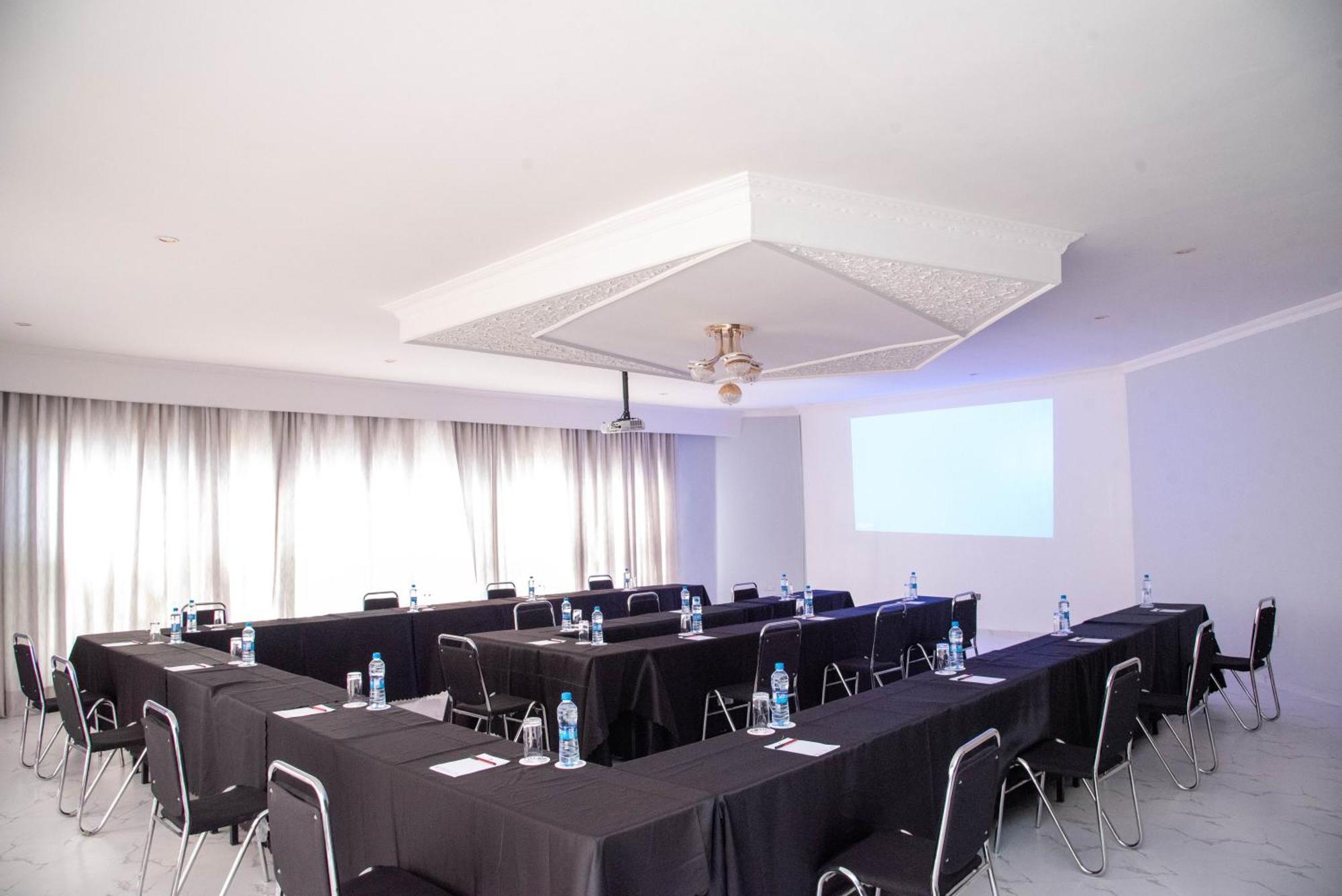 Mika Hotel Kabulonga ルサカ エクステリア 写真