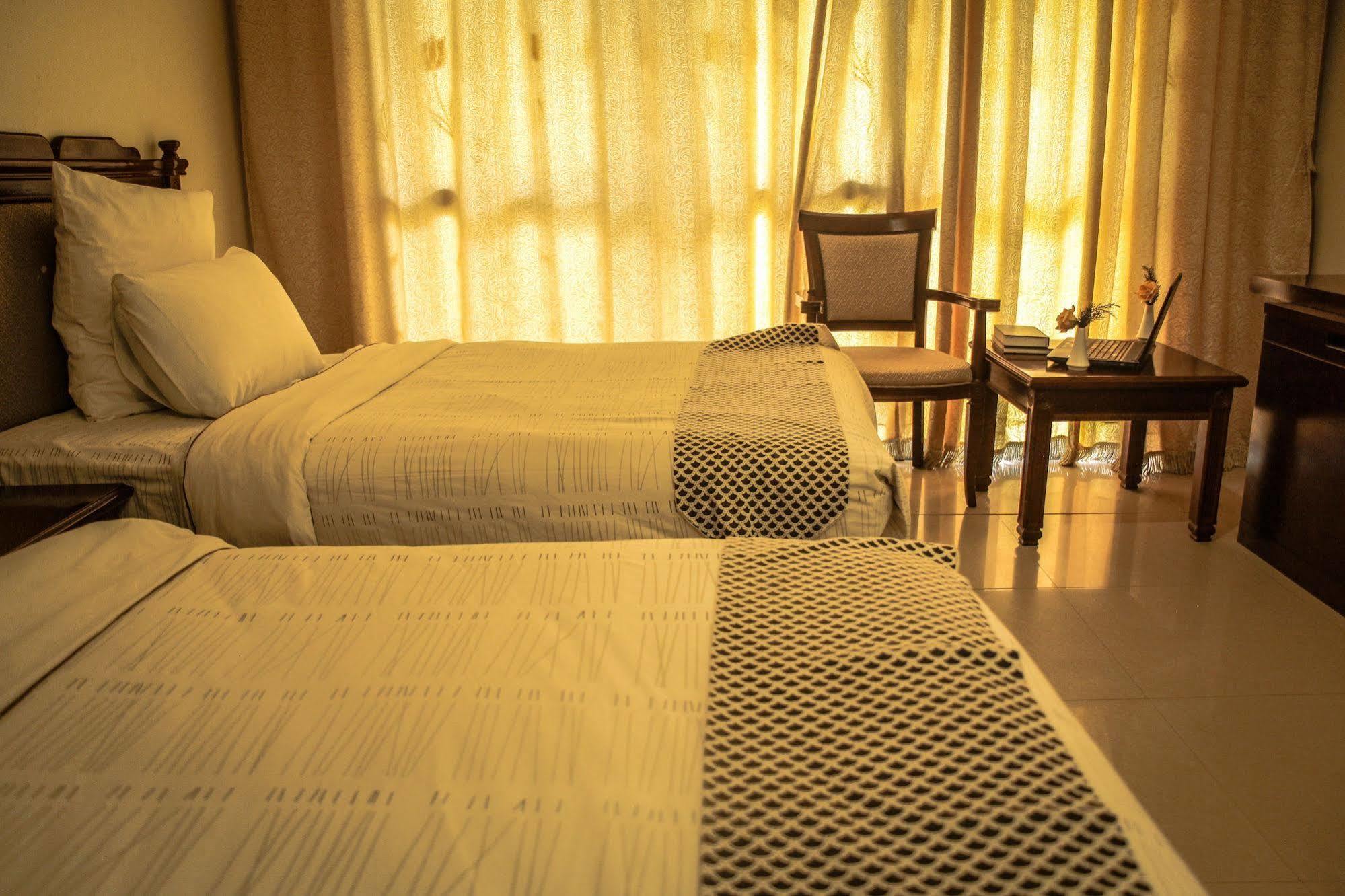 Mika Hotel Kabulonga ルサカ エクステリア 写真